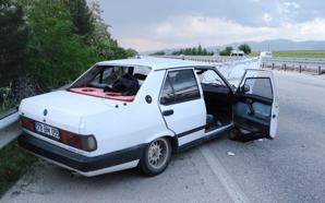 Otomobil refüje çarptı: 4 yaralı