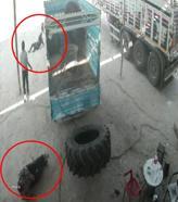 Hava basılan traktör lastiği patladı, 2 işçinin yaralandığı o anlar kamerada