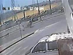 Avcılar'da refüje çarpıp takla attı! Korkunç kaza kamerada