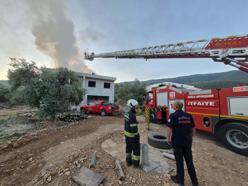 İnşaat halindeki binada çıkan yangında çatı ile su deposu zarar gördü