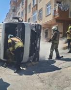 Sultangazi'de rampada kayan kamyonet, park halindeki otomobilin üzerine devrildi