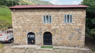 Şırnak'ta 30 yıl önce kendi emeğiyle yaptığı ev turistlerin ilgi odağı oldu