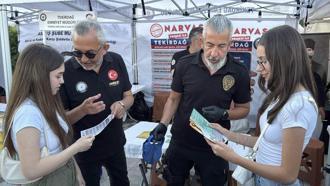 Kiraz Festivali'nde stant kuran polis, vatandaşları uyuşturucuya karşı bilgilendirdi