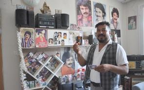Ferdi Tayfur sevgisini evinde yaşatıyor