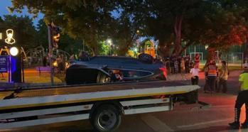 Bakırköy'de kırmızı ışıkta duran araca çarpan otomobil devrildi: 2 yaralı