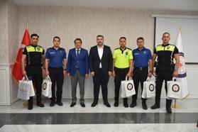 Hatay’da LGS’ye geç kalan öğrenciyi sınava yetiştiren polis ödüllendirildi