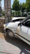 Duvara çarpan otomobildeki 3 kişi yaralandı