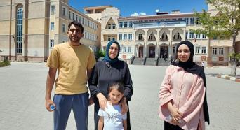 Anne, 2 çocuğuyla aynı okulda sınav heyecanını yaşadı