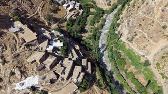Görenler İsviçre sanıyor ama burası Bitlis: 300 yıldır tek bir taşı bile yerinden oynamadı, şimdi ziyaretçi akınına uğruyor!