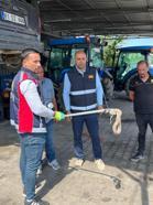 Vinçle kaldırılan otomobilin motor bölümündeki yılan çıkarıldı