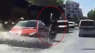 Çorlu'da iki şeridin arasına daldı, iki araca çarptı: Feci kaza kamerada