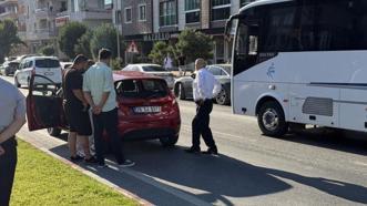 Yaya geçidinde yavaşlayan otomobile yolcu otobüsü çarptı