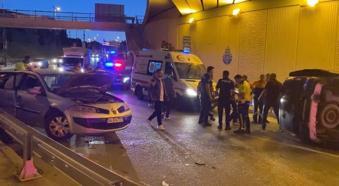 Bakırköy'de hafif ticari araç ile otomobil çarpıştı: 5 yaralı