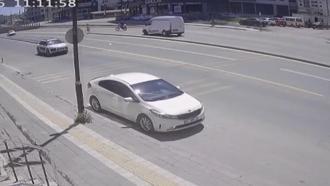Kamyonetin çarptığı elektrikli bisikletin sürücüsü yaralandı; kaza kamerada