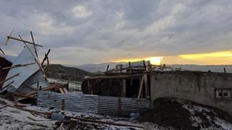 Dolu ve şiddetli rüzgar Ağrı’da bir evin çatısını uçurdu