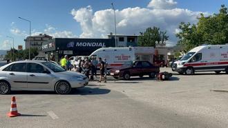 İznik’te otomobile çarpan motosikletteki anne ile oğlu yaralandı