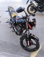 Abart egzozlu ve plakasız motosikletin ehliyetsiz sürücüne 105 bin lira ceza