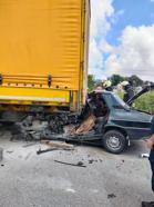 Otomobil, park halindeki TIR'a çarptı; sürücü ile eşi öldü