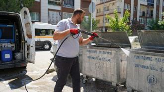 Yunusemre'de konteynerler temizlendi