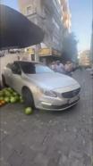 Tartıştığı pazar esnafının sergideki karpuzlarını otomobiliyle ezdi
