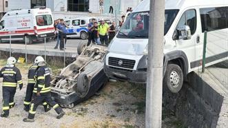 Bartın'da işçi servisi ile iki otomobil çarpıştı: 3 yaralı