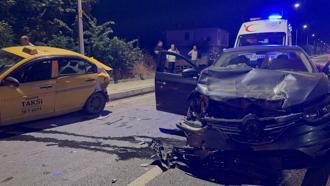 Alkollü sürücünün kullandığı otomobil, taksiye çarptı: 1 yaralı