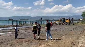İznik Gölü’nde iskelenin karada kaldığı alan, çocuklara futbol sahası oldu