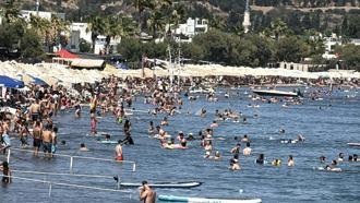 Bodrum’da sıcak havada turistlerin deniz keyfi