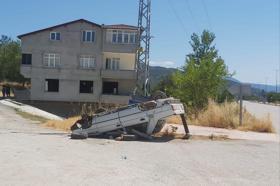 Boyabat'ta devrilen otomobilin sürücüsü yaralandı