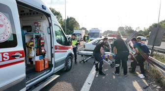 Anadolu Otoyolu'nda otomobil bariyere çarptı 3 yaralı