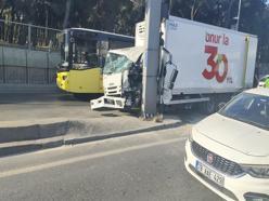 Bahçelievler'de kamyonet direğe çarptı: D-100'de korkunç kaza