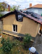 Köy evinin mutfağında çıkan yangını, itfaiye ekipleri söndürdü