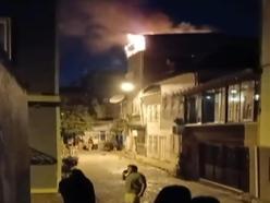 Fatih'te yangın çıktı, itfaiye eri müdahale sırasında yaralandı