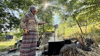 At sırtında taşınıyor, güneşte 7 gün bekletiliyor! Bingöl’ün tescilli lezzeti Sivan Dut Pekmezi sofralara ulaşmak için yola çıktı!