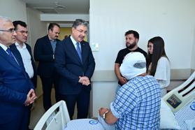 Eskişehir Valisi Yılmaz kazada yaralanan 3 itfaiyeciyi hastanede ziyaret etti