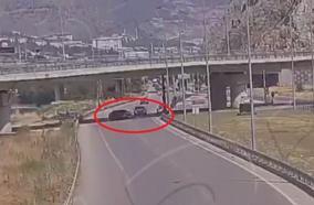 Geri manevra yapan otomobilin, başka bir araçla çarpıştığı kaza kamerada