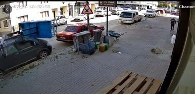 Eşya taşıma asansörünün minibüsün üzerine devrildiği anlar kamerada