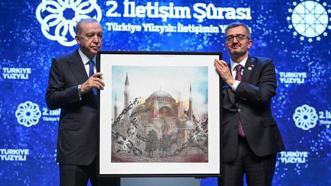 Cumhurbaşkanı Erdoğan'a İletişim Başkanı Duran'dan anlamlı hediye