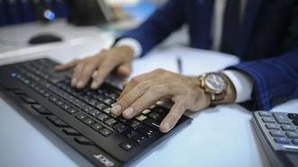 Binlerce sözleşmeli personeli ilgilendiren karar Resmi Gazete'de yayımlandı! Süre bitince de göreve devam edecekler