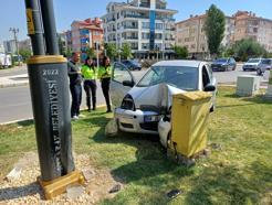 Otomobil elektrik direğine çarptı, anne ile kızı yaralandı