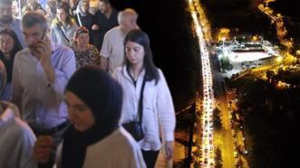 Binlerce kişi o şehre akın etti, kilometrelerce araç kuyruğu oluştu! İlçede adım atacak yer kalmadı