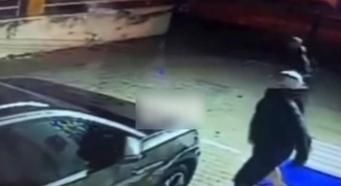 Aracın camını taş atarak kıran şüpheli yakalandı; o anlar kamerada