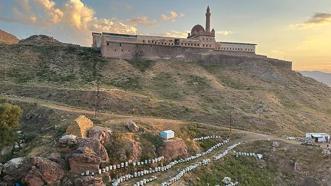 İshak Paşa Sarayı’nın Eteklerinde altın hasadı yapılıyor: Turistler fotoğraf çektirmek için yarışıyor!