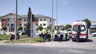 Kütahya’da motosikletli kırmızı ışıkta bekleyen otomobile çarptı