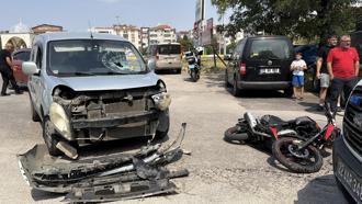 Edirne'de hafif ticari araçla motosikletin çarpıştığı kazada 1 kişi yaralandı