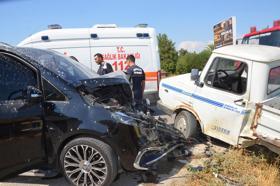 Panelvan minibüs ile kamyonet çarpıştı: 1 yaralı