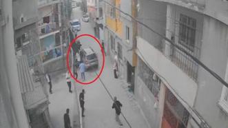 İki aile arasında çıkan kavgada otomobilini kalabalığın üzerine sürdü