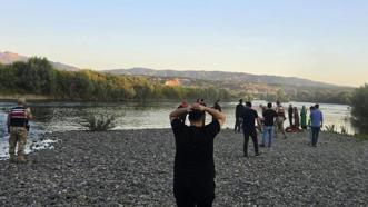 Nehirde akıntıya kapılan iki kardeşten biri kayboldu