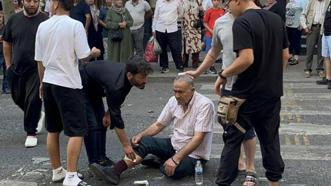 Yaya geçidinde yaşlı adama çarptı: Öğretmenleri böyle mi öğretiyor bunlara?