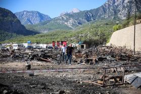 Antalya Balıkçı Barınağı’ndaki yangında, 20’den fazla tekne yandı / Ek fotoğraflar